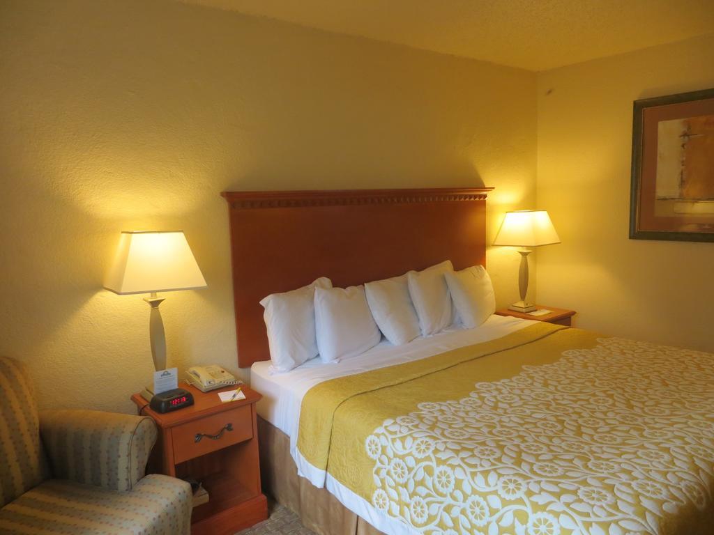 Days Inn Austin Crossroads ภายนอก รูปภาพ