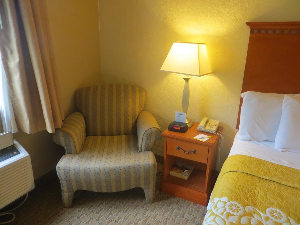 Days Inn Austin Crossroads ภายนอก รูปภาพ