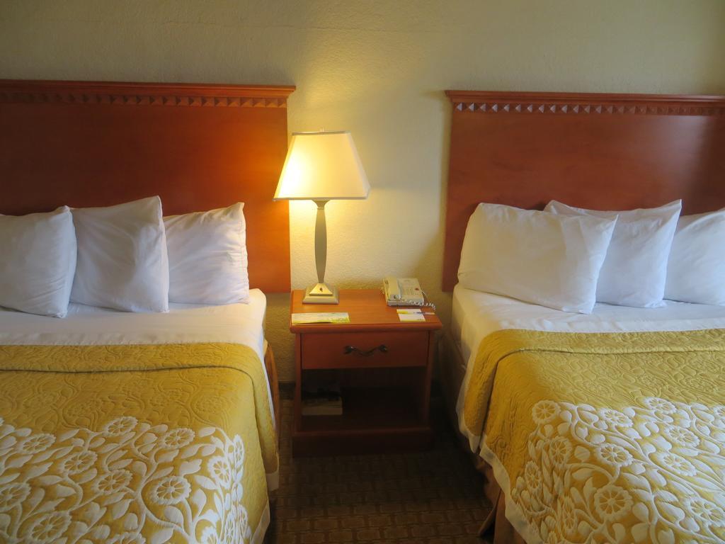Days Inn Austin Crossroads ภายนอก รูปภาพ