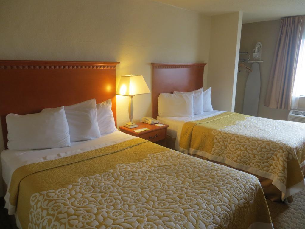 Days Inn Austin Crossroads ภายนอก รูปภาพ