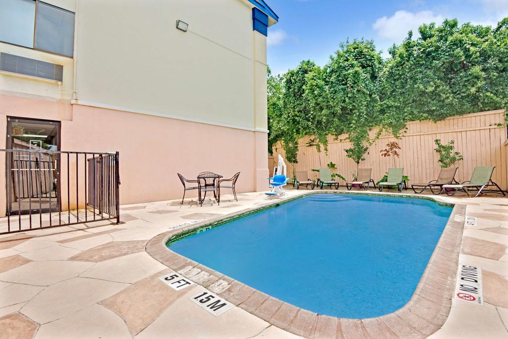 Days Inn Austin Crossroads ภายนอก รูปภาพ